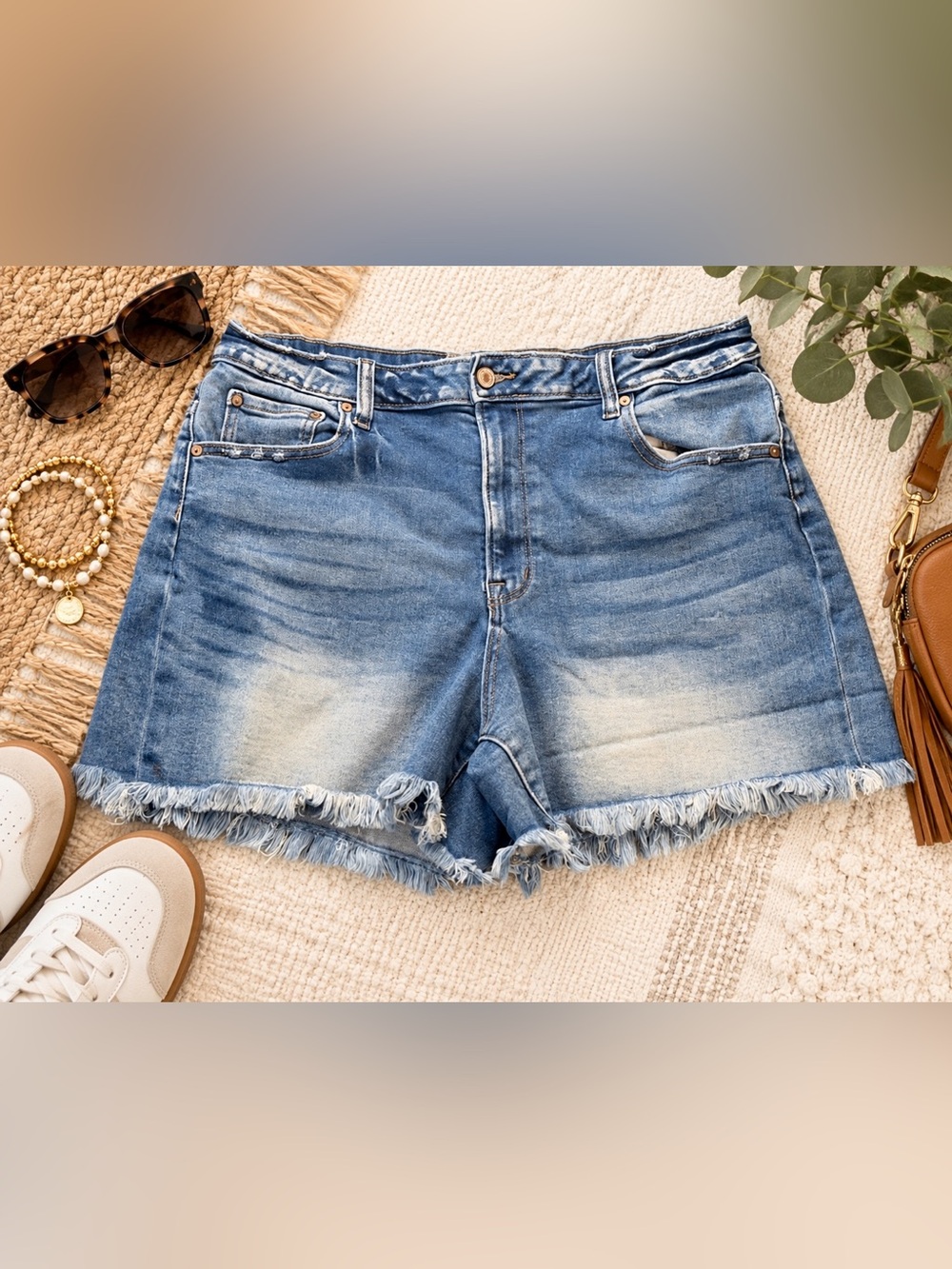 Zenana Outfitters 1X Stretch Denim Jean Shorts Frayed Hem Medium Wash Plus Size